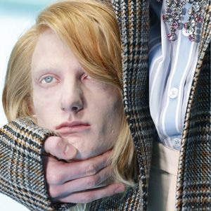 Оторванная голова и глаз во лбу: Алессандро Микеле «взорвал» Неделю моды в Милане