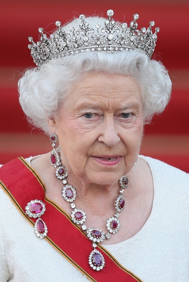 Елизавета II в украшениях с рубинами, которые ей передала ее прабабушка, королева Виктория фото № 2