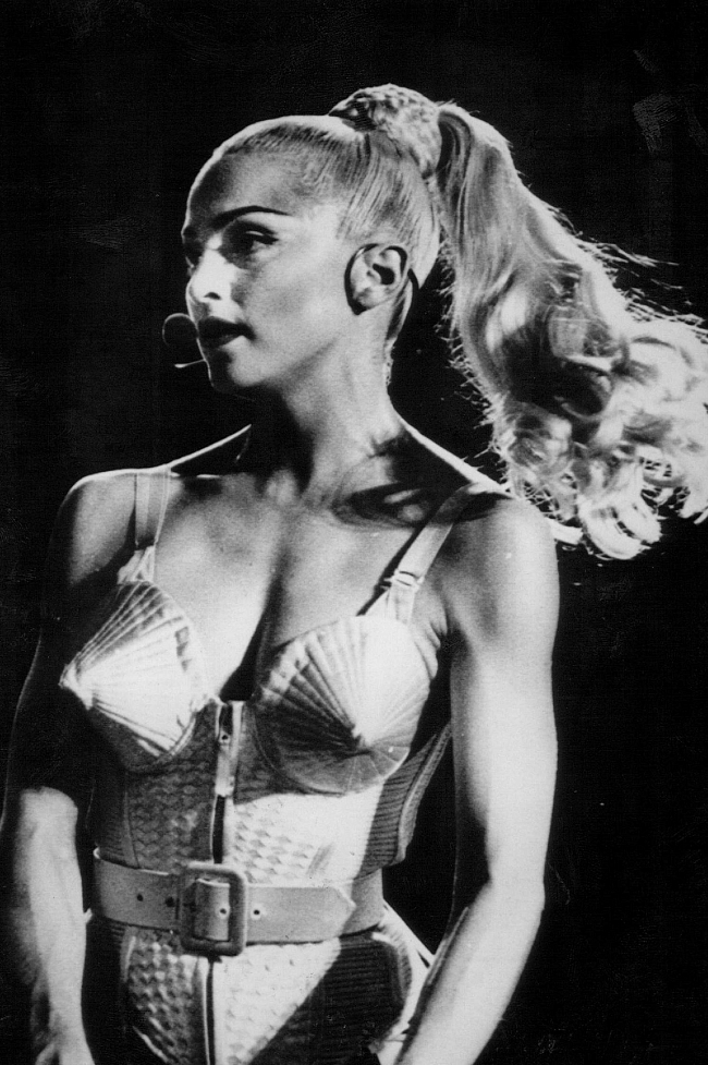 Мадонна в бюстгалтере «Конус» Жан-Поля Готье фото № 5