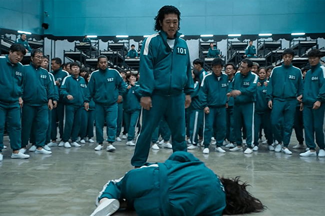Хо Сон-тхэ в роли игрока №101 в сериале Netflix «Игра в кальмара» (2021) фото № 5