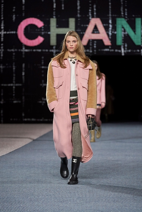 Резиновые сапоги на показе Chanel осень-зима 2022/23 фото № 10