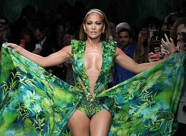 Не только Джей Ло: кто еще надевал культовое платье Versace 