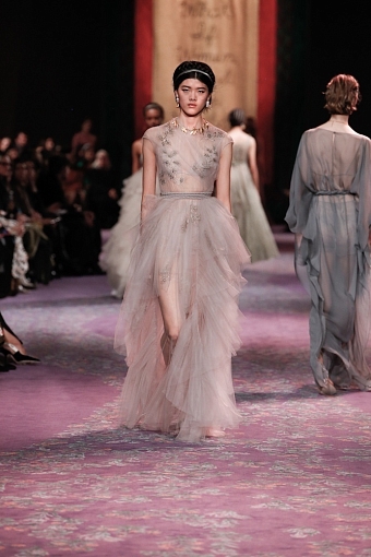 «Что если бы женщины правили миром»: коллекция Christian Dior Haute Couture весна-лето 2020 фото № 27