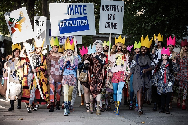 Вивьен Вествуд на протесте перед показом, 2015 фото № 8