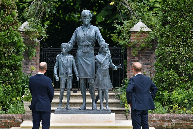 Статуя принцессы Дианы в саду Кенсингтонского дворца фото № 1