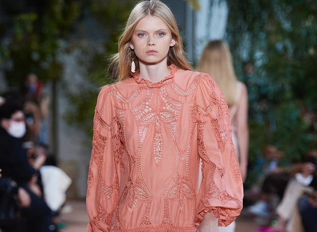 Неделя моды в Милане: сафари и стиль бохо в новой коллекции Alberta Ferretti весна-лето — 2021