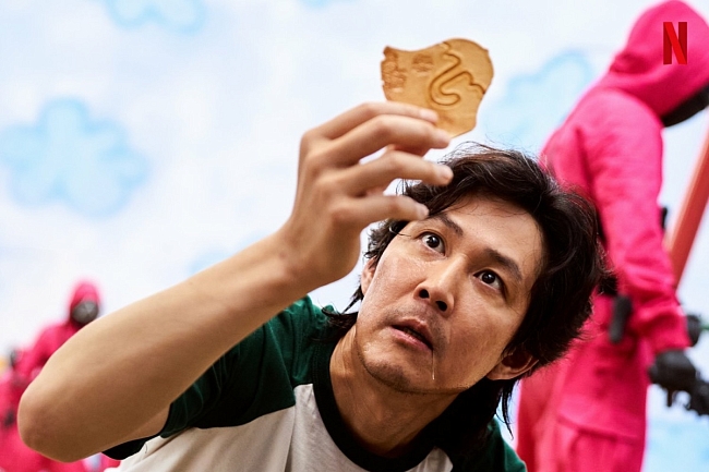 Ли Джон-джэ в роли игрока №456 в сериале Netflix «Игра в кальмара» (2021) фото № 1