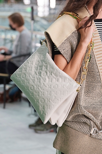 Белая сумка Louis Vuitton Coussin, показ весна-лето 2021 фото № 1