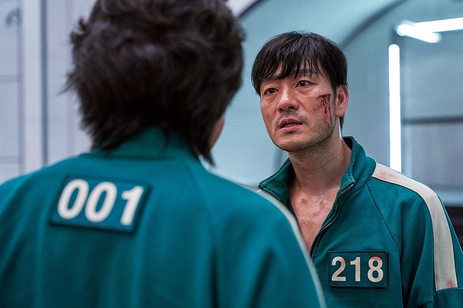 Пак Хэ-су в роли игрока №218 в сериале Netflix «Игра в кальмара» (2021) фото № 2