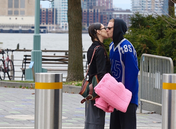 Страстные поцелуи и образы в стиле нулевых: как Белла Хадид провела выходные?