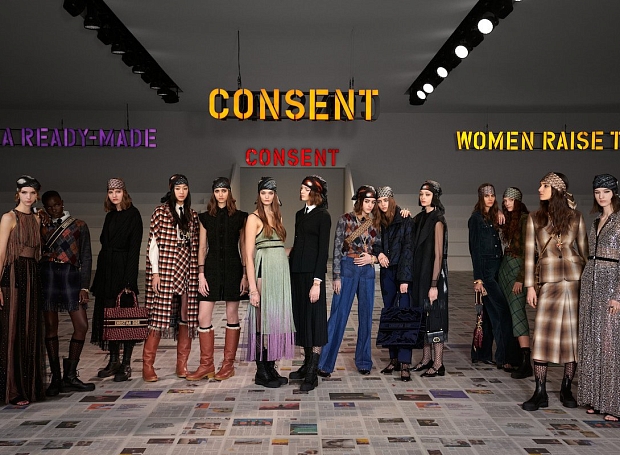 Банданы, бахрома и феминистские лозунги: как выглядит коллекция Dior осень-зима 2020/21
