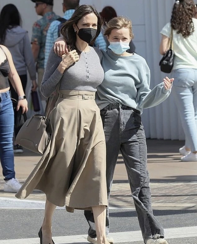 Анджелина Дожли и Шайло Джоли-Питт на прогулке после шопинга в Лос-Анджелесе, март 2022 года (фото: @jeliepitthoughts) фото № 1