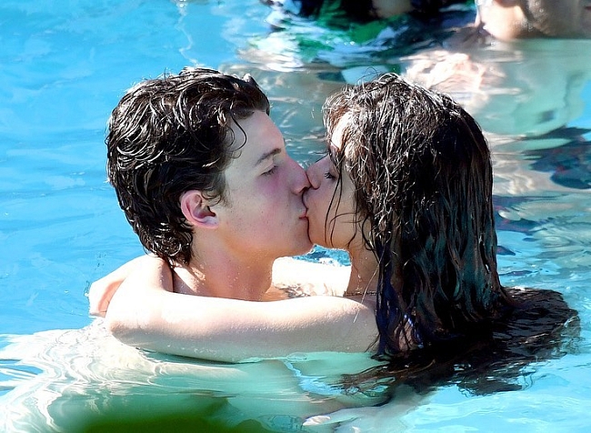 Поцелуи Шона Мендеса и Камилы Кабейо снова попали на камеру фото № 1