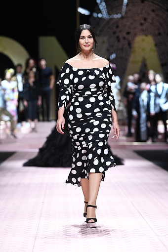 Моника Беллуччи, Карла Бруни и другие звезды на показе Dolce&Gabbana весна-лето 2019 фото № 1