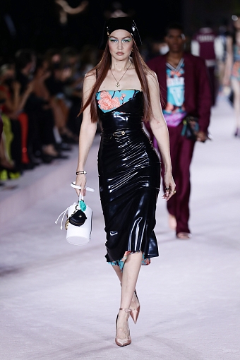 Джиджи Хадид на показе Versace весна-лето 2022 фото № 7
