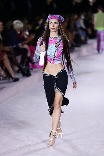 Эмили Ратаковски на показе Versace весна-лето 2022 фото № 9