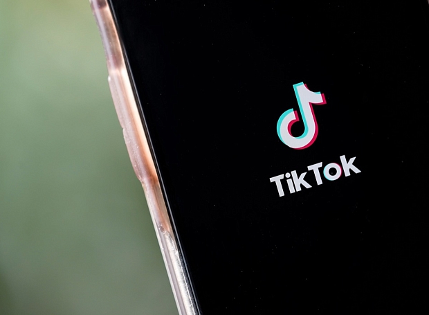 Новый бьюти-тренд TikTok — мешки и темные круги под глазами