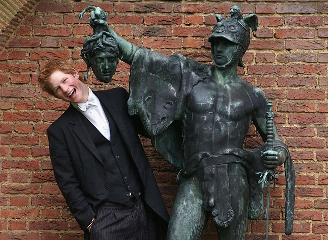 Принц Гарри на выпускном в Итонском колледже, 2003 фото № 4