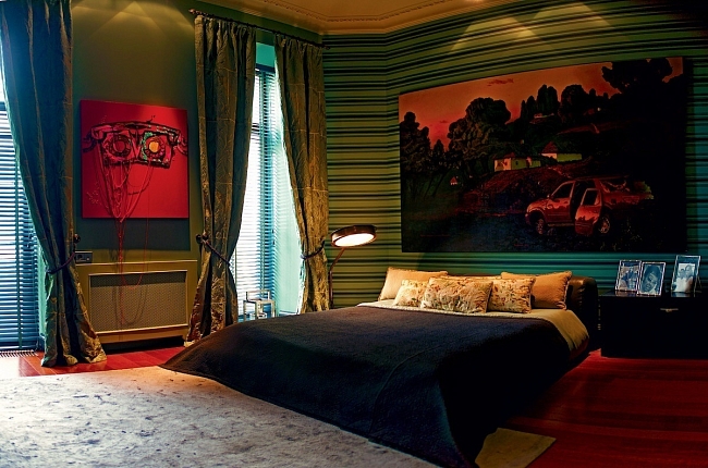 Картину Керима Рагимова из серии Road OFF Марина подарила мужу — теперь она украшает хозяйскую спальню фото № 5