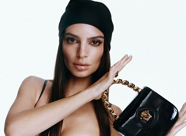 Эмили Ратаковски снялась в рекламе новой мини-сумки Versace