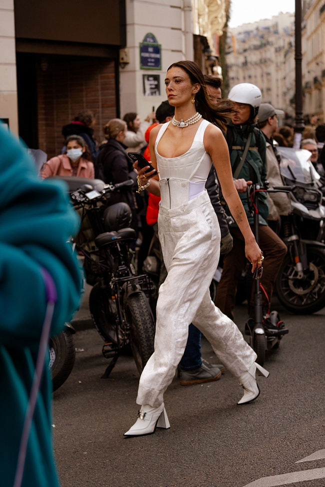 Стритстайл на Неделе моды в Париже осень-зима 2022/23 фото № 13