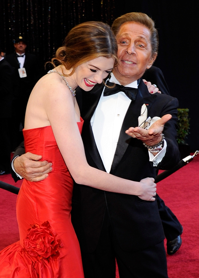 Энн Хэтэуэй и Валентино Гаравани прибыли на премии «Оскар», 2011 год фото № 1