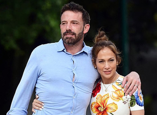 Бен Аффлек и Дженнифер Лопес в восхитительном летнем платье наслаждаются медовым месяцем в Париже