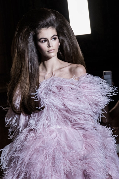 Начесы родом из 60-х и цветные стрелки: бьюти-образы на показе Valentino Haute Couture 2018/2019 фото № 1