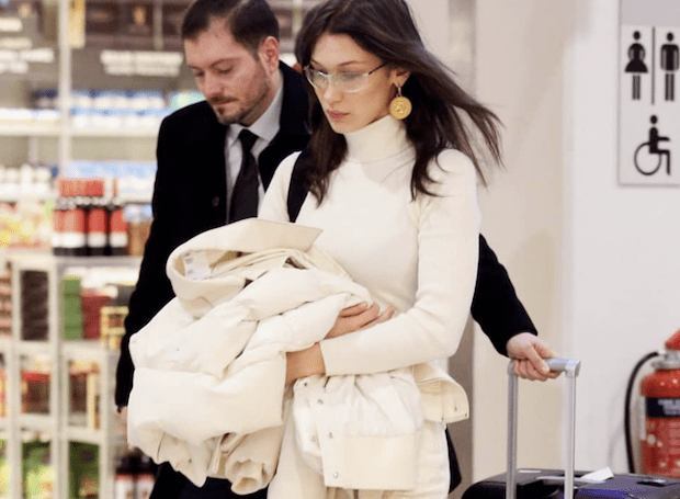 Образ дня: Белла Хадид в белом тотал-луке в аэропорту Греции