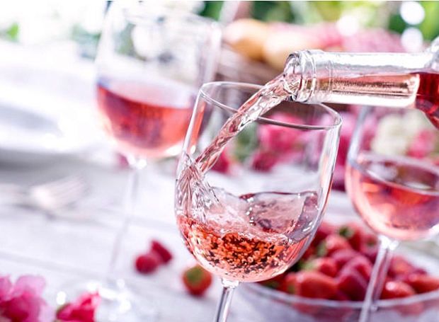Все, что вы хотели знать про розовое вино: из чего делают, как правильно пить и с чем подавать