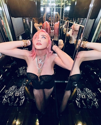 Мадонна перекрасила волосы в яркий цвет и устроила откровенную фотосессию в туалете. Фото: @madonna фото № 2
