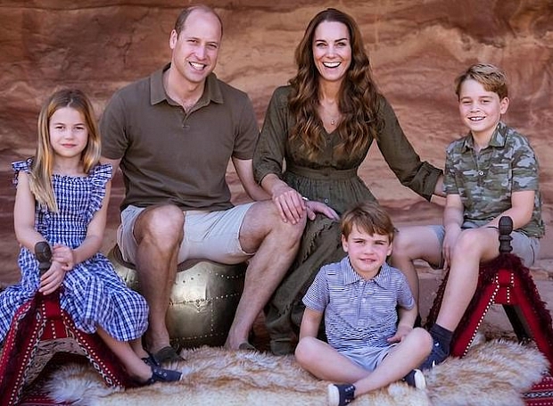 Идеальная семья: принц Уильям и Кейт Миддлтон позируют со своими тремя детьми для рождественской открытки 