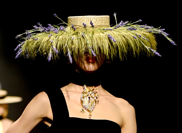 Райские птицы и цветы, выросшие из корсетов и шляп, на показе Schiaparelli Couture