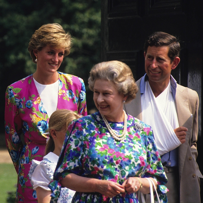 Принцесса Диана, королева Елизавета II и принц Чарльз, 1990 год фото № 8