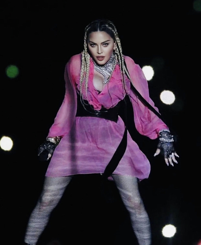 Мадонна во время выступления в Меделине фото № 2