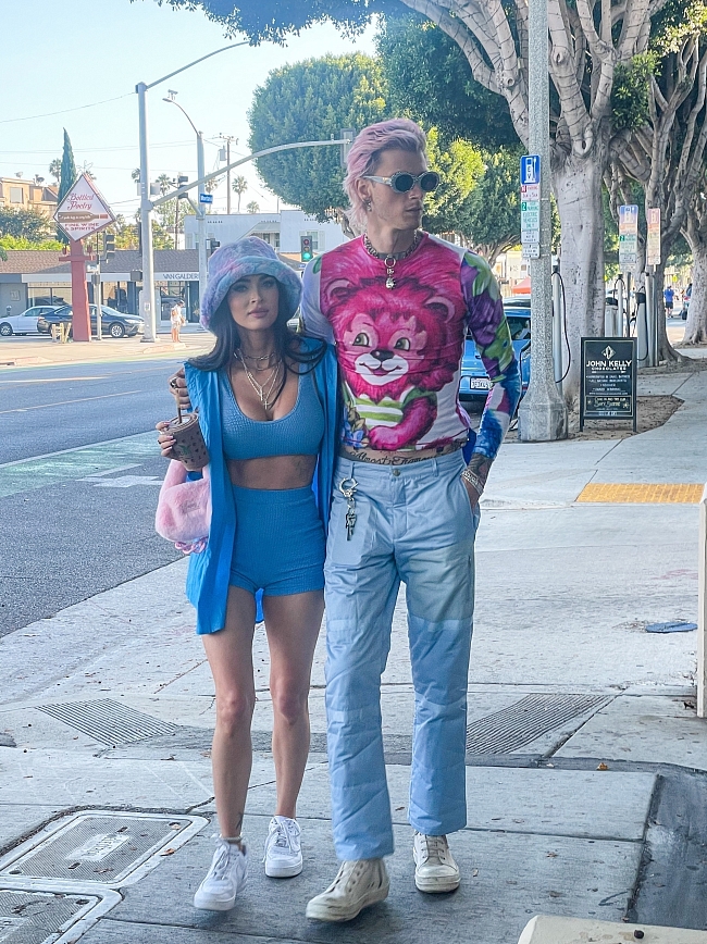 Меган Фокс гуляет в микрошортах и топе вместе с женихом по Лос-Анджелесу фото № 2