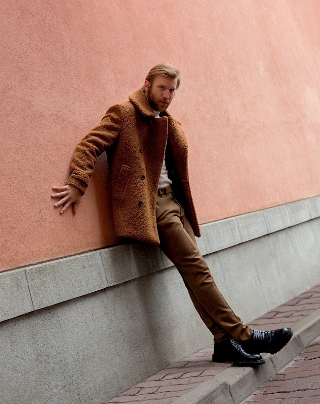 Пальто H&M, брюки, ботинки, все — Dior Homme, водолазка Tommy Hilfiger фото № 4