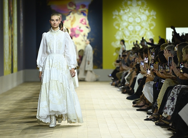 Роскошные вышивки на романтичных летящих платьях в коллекции Dior Couture осень-зима 2022/23