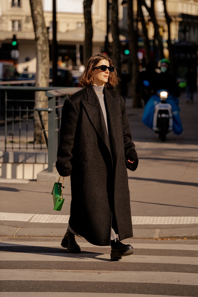 Стритстайл на Неделе моды в Париже сезона осень-зима 2022/23 фото № 40