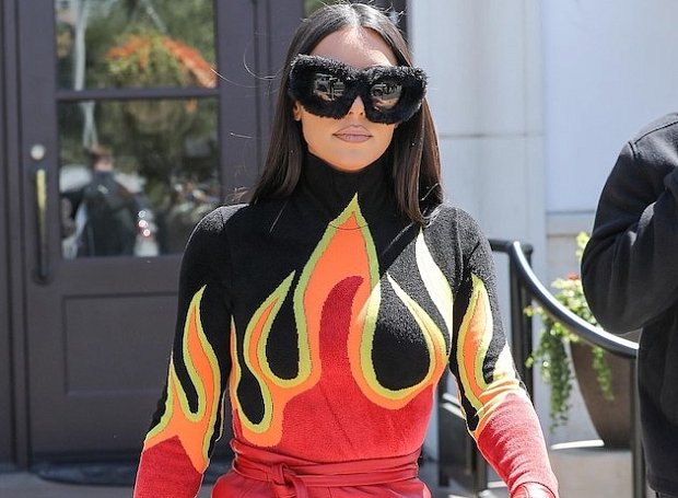 Ким Кардашьян в огненном аутфите на съемках новых серий The Kardashians