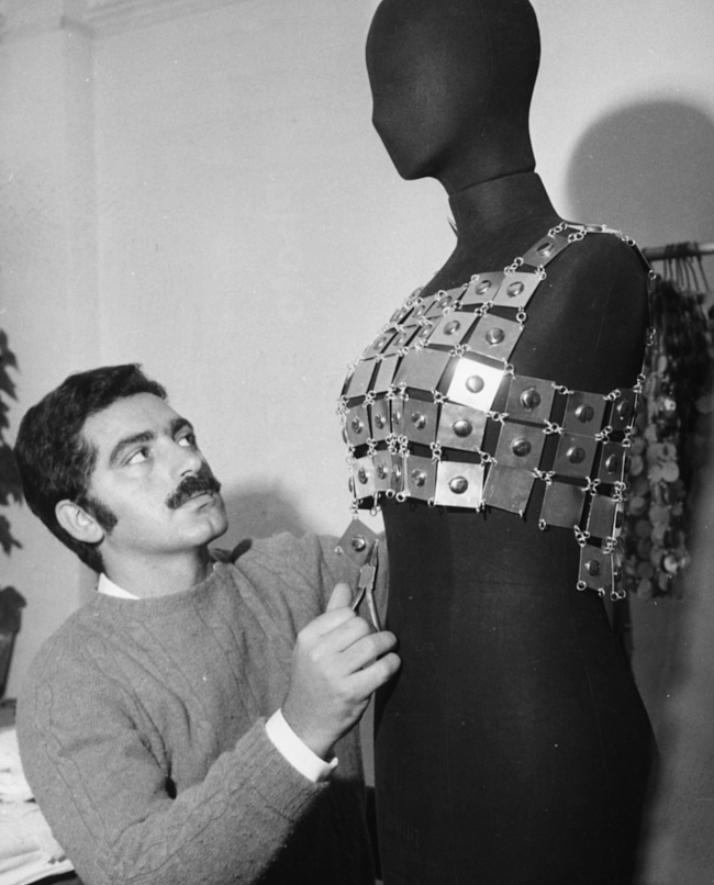 Пако Рабан во время работы над новой коллекцией, 1968 год фото № 1