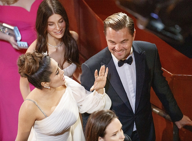 Камила Морроне, Сальма Хайек и Леонардо Ди Каприо на церемонии «Оскар-2020» фото № 6