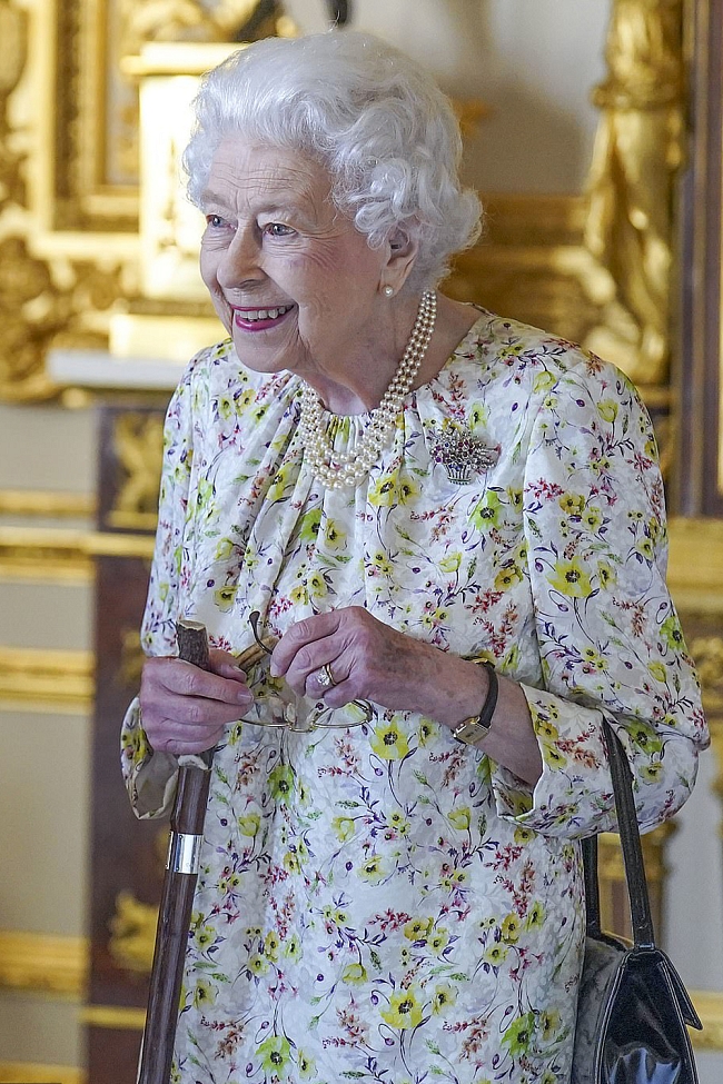 Королева Елизавета II на выставке Halcyon Days, 2022 год фото № 9