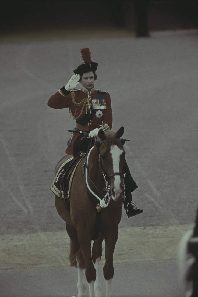 Елизавета II верхом на лошади, 1971 фото № 3