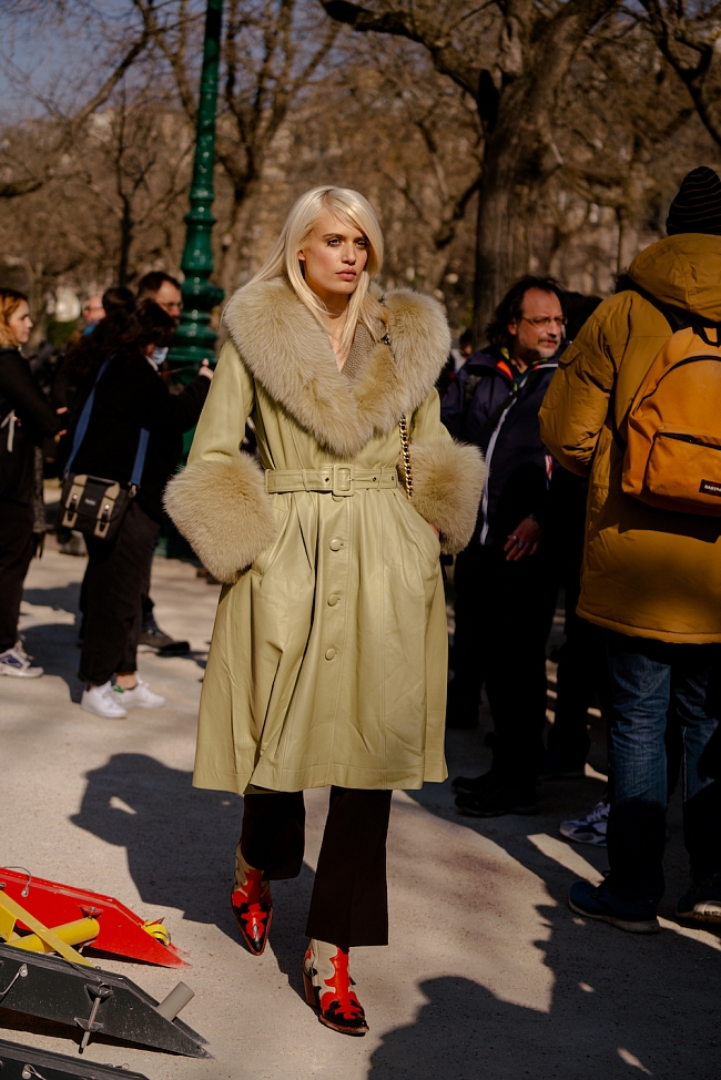 Стритстайл на Неделе моды в Париже сезона осень-зима 2022/23 фото № 19