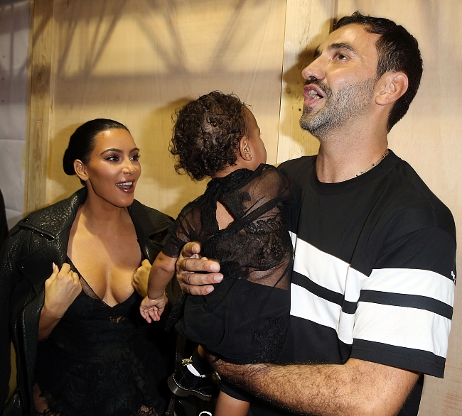 Ким Кардашьян, Норт Уэст и Риккардо Тиши перед показом Givenchy, 2015 год фото № 8