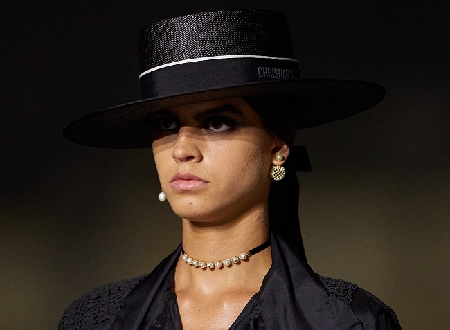 Шляпы на показе Dior Cruise 2023 фото № 9