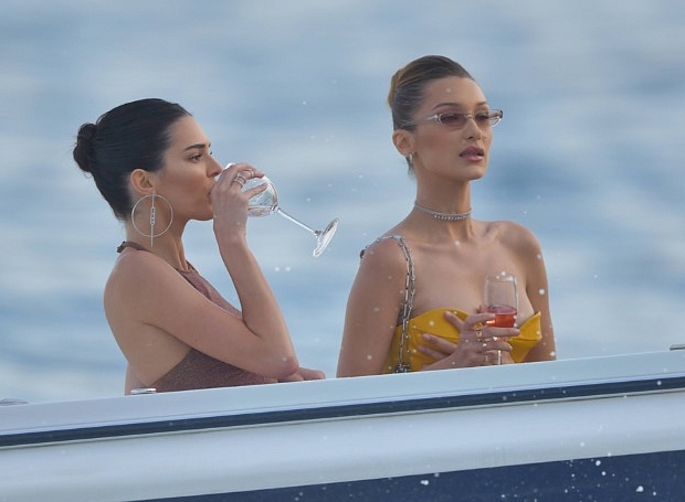 Белла Хадид и Кендалл Дженнер отдохнули на яхте в Монако