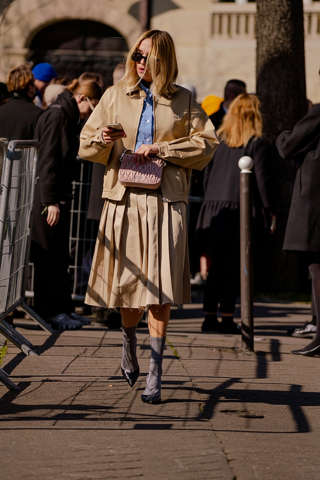 Стритстайл на Неделе моды в Париже сезона осень-зима 2022/23 фото № 12