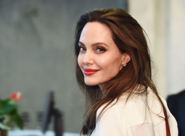 Анджелина Джоли написала письмо о борьбе своей матери с раком груди